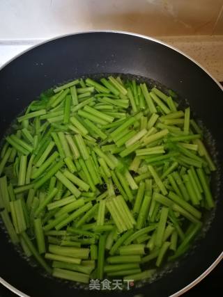 芹菜炒粉的做法步骤：3