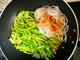 芹菜炒粉的做法步骤：7