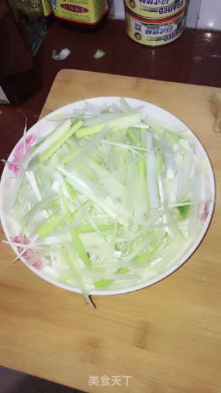 葱版鱼香肉丝的做法步骤：1