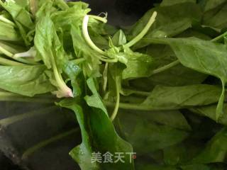 菠菜花生的做法步骤：1