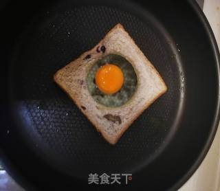 土司煎蛋的做法步骤：2