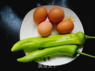 青椒炒鸡蛋的做法步骤：1