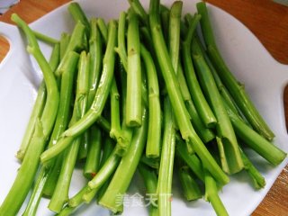 炝炒空心菜杆的做法步骤：1