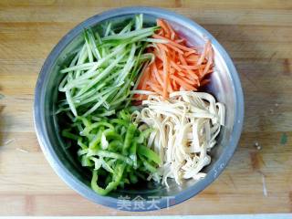 三丝拌豆皮的做法步骤：4