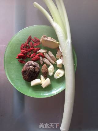 润燥补水润肺西洋菜猪骨汤的做法步骤：1