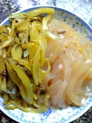 酸菜炒魔芋豆腐的做法步骤：2