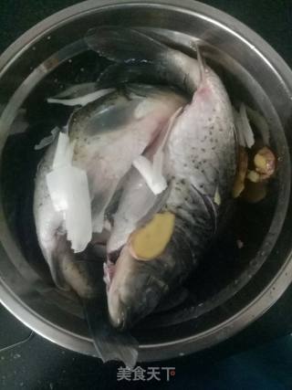 干烧鲫鱼的做法步骤：1