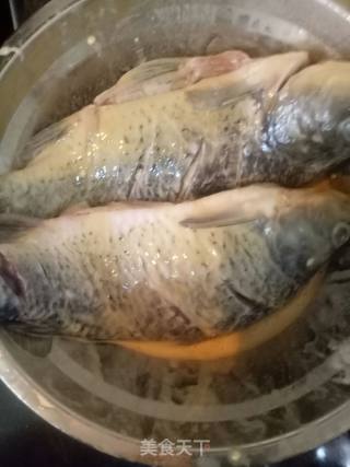 干烧鲫鱼的做法步骤：2