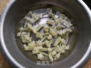 香肠木耳炒花菜的做法步骤：1