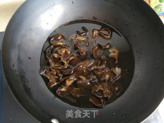 香肠木耳炒花菜的做法步骤：3