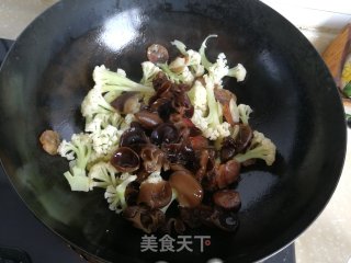 香肠木耳炒花菜的做法步骤：7