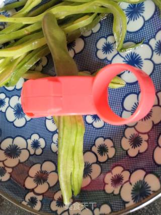 豆角丝炒肉的做法步骤：2
