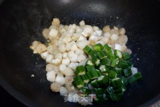 马蹄虾仁炒秋葵的做法步骤：7