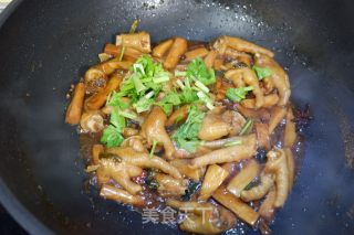 鲍菇焖鸡爪的做法步骤：12