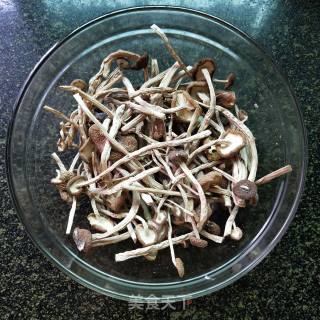 排骨焖茶树菇的做法步骤：1