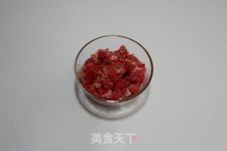 黑椒肉粒炒年糕的做法步骤：1