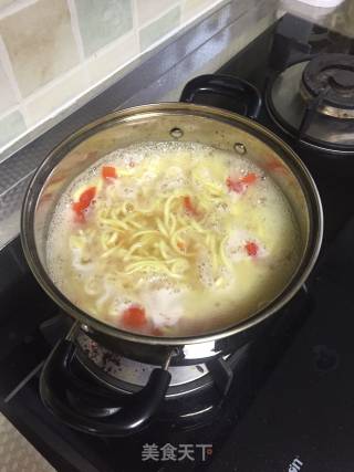 西红柿虾仁青菜面的做法步骤：7