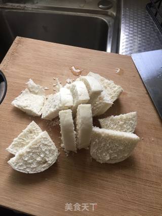 鸡蛋裹馒头的做法步骤：2