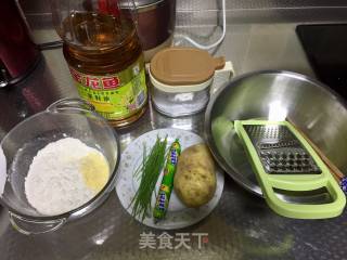 土豆丝饼的做法步骤：1