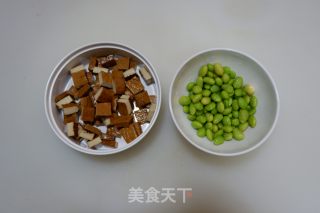 豆米鸡丁炒香干的做法步骤：4