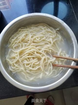 蒜苔肉丝炒拉条的做法步骤：1