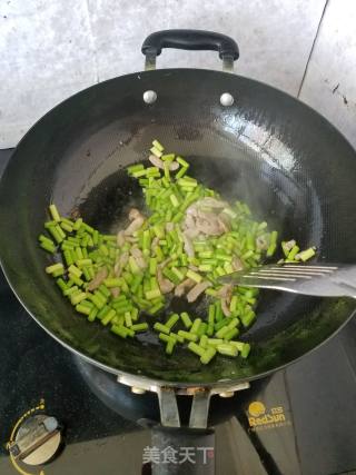 蒜苔肉丝炒拉条的做法步骤：5