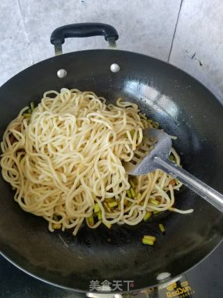 蒜苔肉丝炒拉条的做法步骤：7