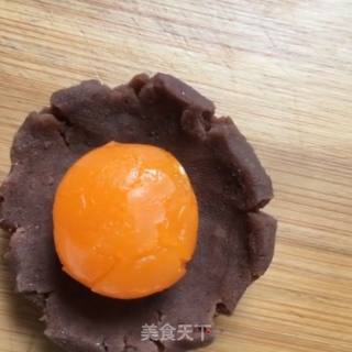蛋黄酥的做法步骤：9