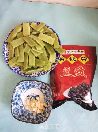 豆豉炒龙豆的做法步骤：1