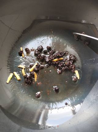 豆豉炒龙豆的做法步骤：3