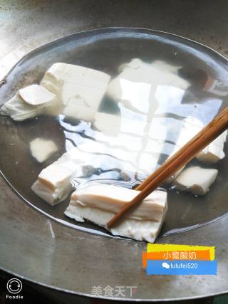 皮蛋拌豆腐黄瓜的做法步骤：1