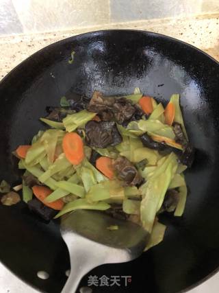 莴笋木耳的做法步骤：3