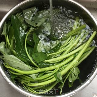 蒜泥空心菜的做法步骤：1