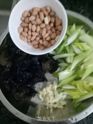 木耳花生炒芹菜的做法步骤：1