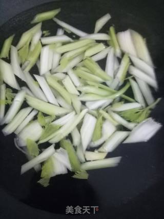 木耳花生炒芹菜的做法步骤：2
