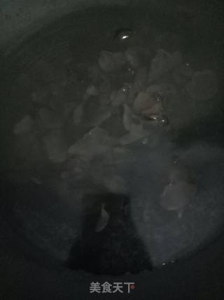木耳花生炒芹菜的做法步骤：3