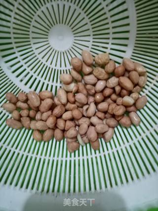木耳花生炒芹菜的做法步骤：5