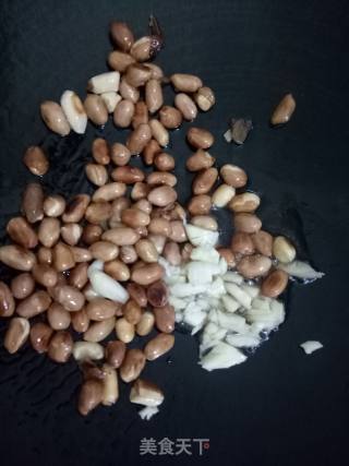 木耳花生炒芹菜的做法步骤：7