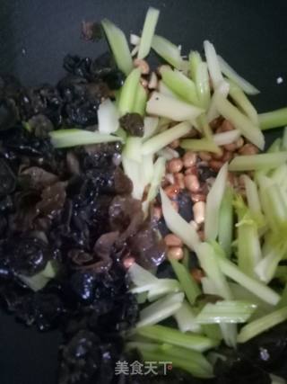 木耳花生炒芹菜的做法步骤：8
