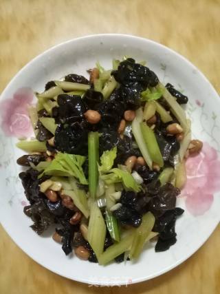 木耳花生炒芹菜的做法步骤：9
