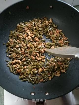 家常酸豆角炒肉末的做法步骤：5