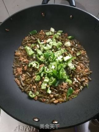 家常酸豆角炒肉末的做法步骤：6