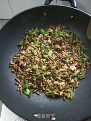 家常酸豆角炒肉末的做法步骤：7