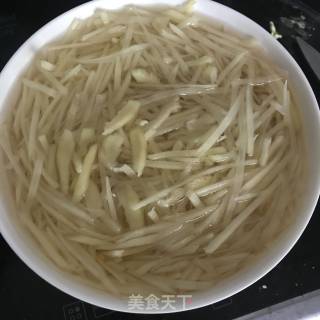 酸辣土豆丝的做法步骤：1
