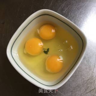 洋葱青椒炒鸡蛋的做法步骤：2
