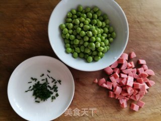 十分钟搞定的快手菜——豌豆火腿肠的做法步骤：2