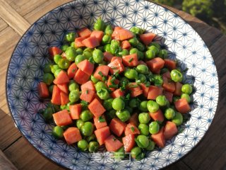十分钟搞定的快手菜——豌豆火腿肠的做法步骤：9