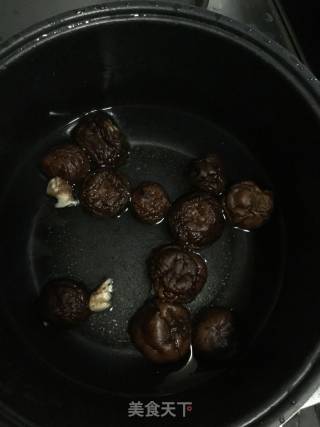 香菇莲藕脊骨汤的做法步骤：2
