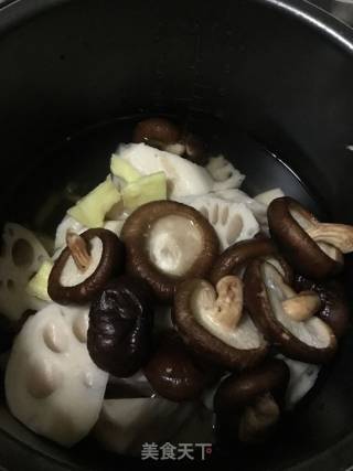 香菇莲藕脊骨汤的做法步骤：6