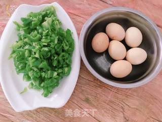 青椒炒鸡蛋的做法步骤：1